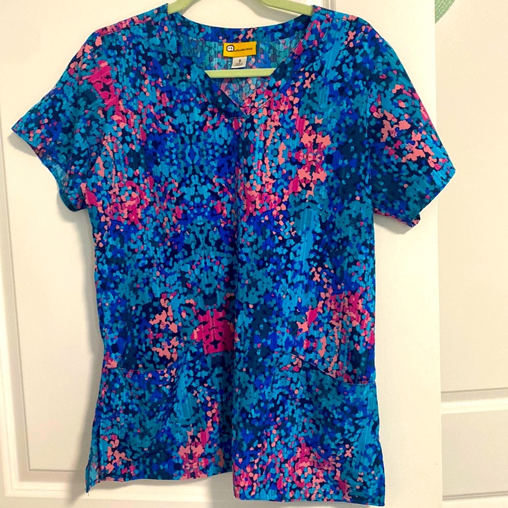 Wonder wink scrub top